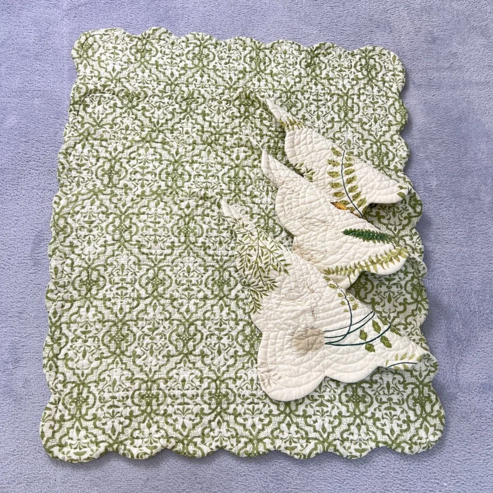 Botanical Fern‎ Quilted Placemats Set of 4 Green White Reversible Scalloped Edge
